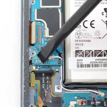 کابل منعطف پورت شارژ را جدا کنید.