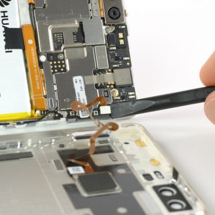 کابل منعطف سنسور اثرانگشت را جدا کنید و قاب عقب را بردارید