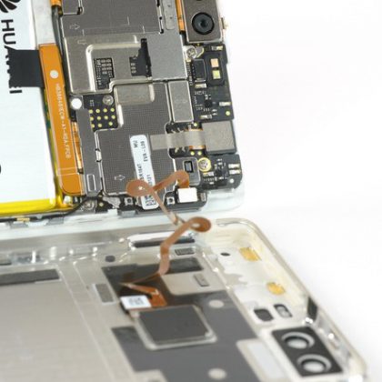 کابل منعطف سنسور اثرانگشت را جدا کنید و قاب عقب را بردارید