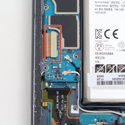 کابل منعطف صفحه نمایش را جدا کنید