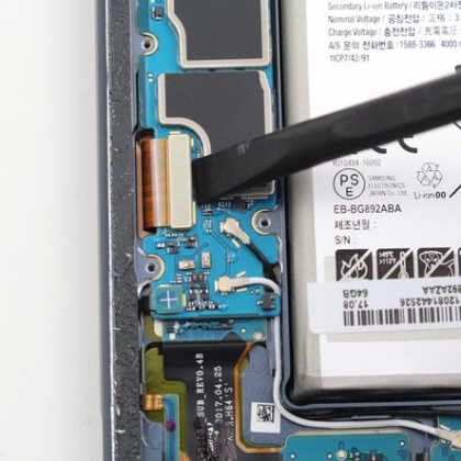 کابل منعطف صفحه نمایش را جدا کنید