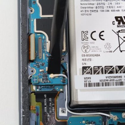 کابل های آنتن مشکی و سفید را جدا کنید