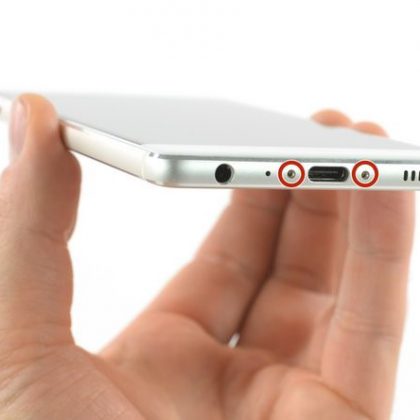 پیچ های لبه زیرین را باز کنید و خشاب سیم کارت را بیرون بیاورید