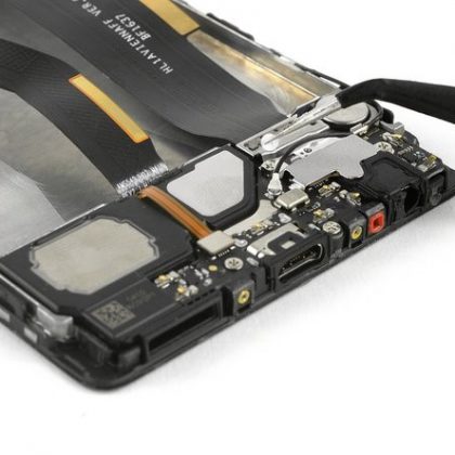 پیچ های نگهدارنده فلت شارژ را باز کنید