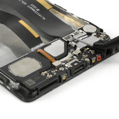 پیچ های نگهدارنده فلت شارژ را باز کنید