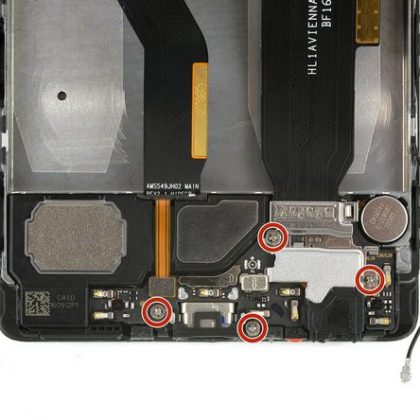 پیچ های نگهدارنده فلت شارژ را باز کنید