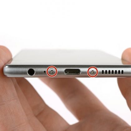 پیچ های لبه زیرین قاب را باز کنید