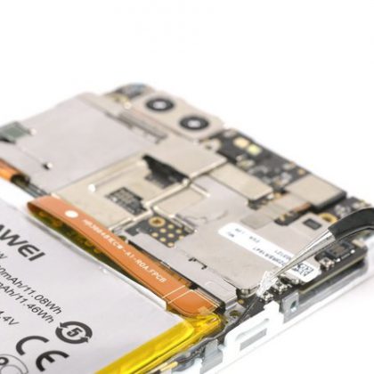 پیچ های مربوط به بلندگوی گوشی را باز کنید.