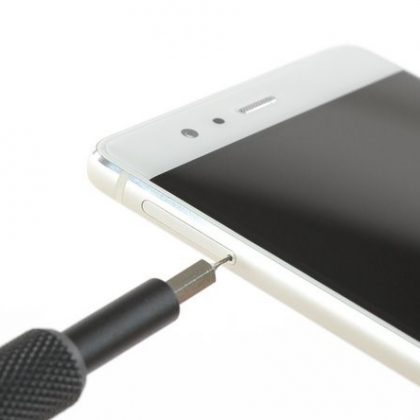 پیچ های لبه زیرین را باز کنید و خشاب سیم کارت را بیرون بیاورید