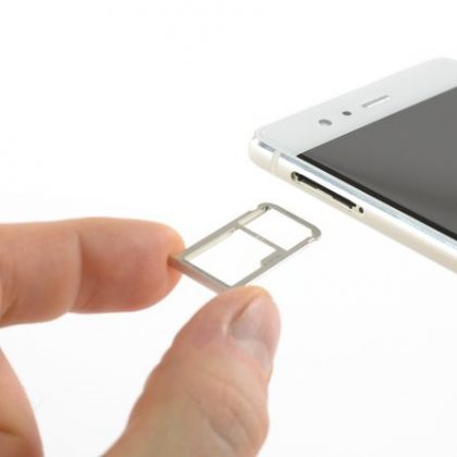 پیچ های لبه زیرین را باز کنید و خشاب سیم کارت را بیرون بیاورید