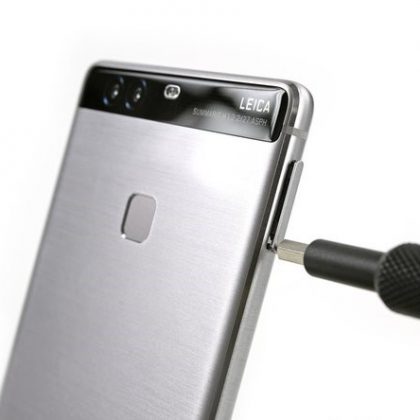 خشاب سیم کارت را بیرون بیاورید.