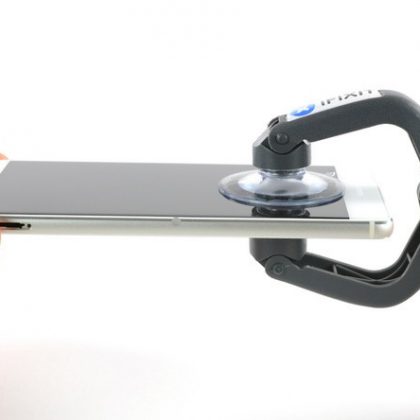 صفحه نمایش را از قاب عقب جدا کنید.