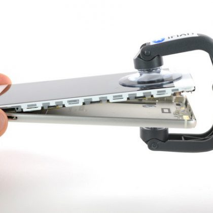 صفحه نمایش را از قاب عقب جدا کنید