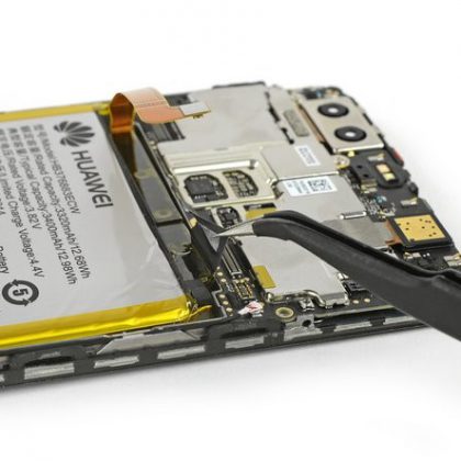 زبانه های چسب باتری را صاف کنید تا بتوانید با انگشت آن را بگیرید