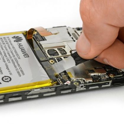 زبانه های چسب باتری را صاف کنید تا بتوانید با انگشت آن را بگیرید