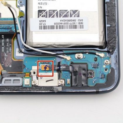 کابل منعطف جک هدفون را جدا کنید