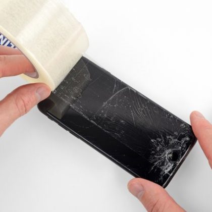 روی صفحه نمایش شکسته را با چسب پهن بپوشانید.