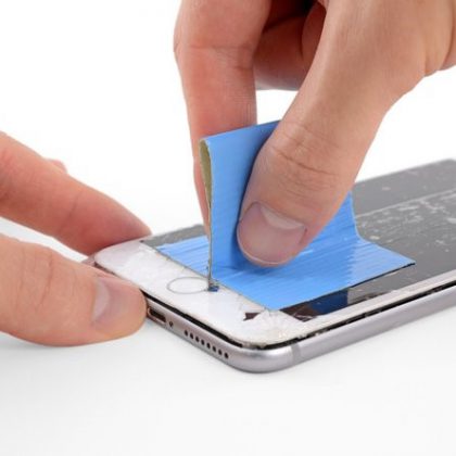 روی صفحه نمایش شکسته را با چسب پهن بپوشانید.