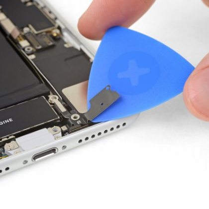 کابل منعطف فلت وای فای را از لبه بالایی بلندگو جدا کنید