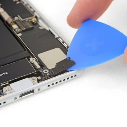 کابل منعطف فلت وای فای را از لبه بالایی بلندگو جدا کنید