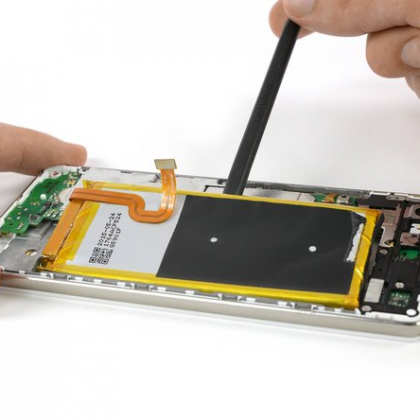 زبانه های چسب باتری را بگیرید و نوار چسب را بکشید
