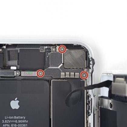 پیچ براکت روی نگهدارنده مجموعه سنسور جلو را باز کنید