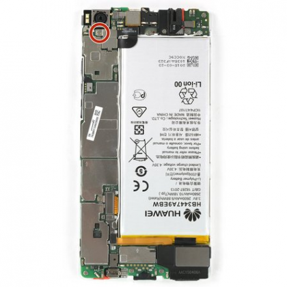 پیچ های نگهدارنده براکت نگهدارنده دوربین جلو را باز کنید