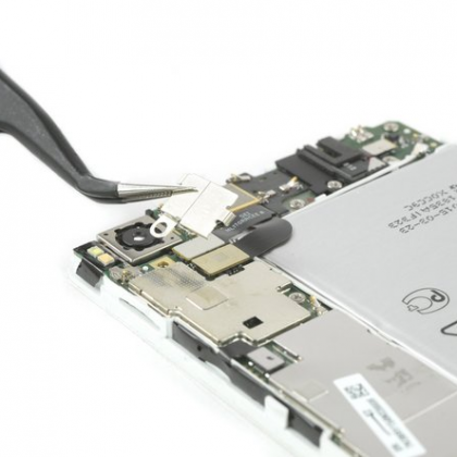 پیچ های نگهدارنده براکت نگهدارنده دوربین جلو را باز کنید