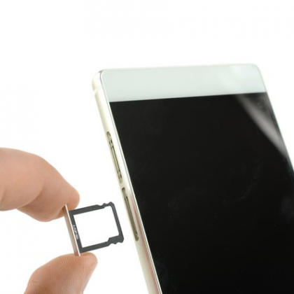 خشاب سیم کارت را بیرون بیاورید.