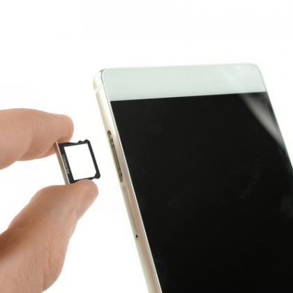 خشاب سیم کارت را بیرون بیاورید.