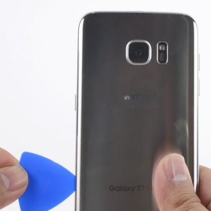 قاب گوشی سامسونگ گلکسی S7 Edge را جدا کنید قاب گوشی سامسونگ گلکسی S7 Edge را جدا کنید