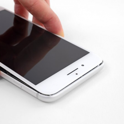 گیره های نگهدارنده صفحه نمایش به قاب عقب را باز کنید