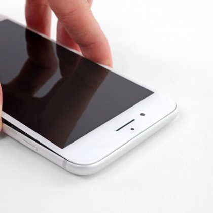 گیره های نگهدارنده صفحه نمایش به قاب عقب را باز کنید