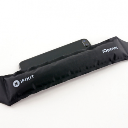 باتری را حرارت دهید تا چسب زیر آن شل شود