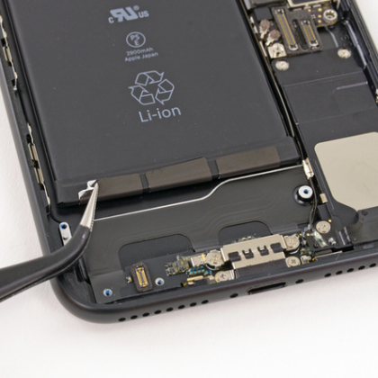 لبه چسب های باتری را باز کنید