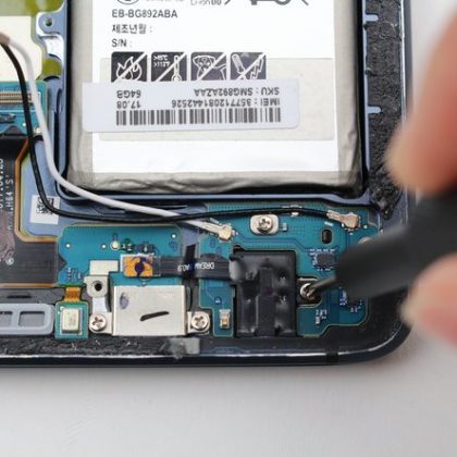 پیچ های نگدارنده جک هدفون را باز کنید