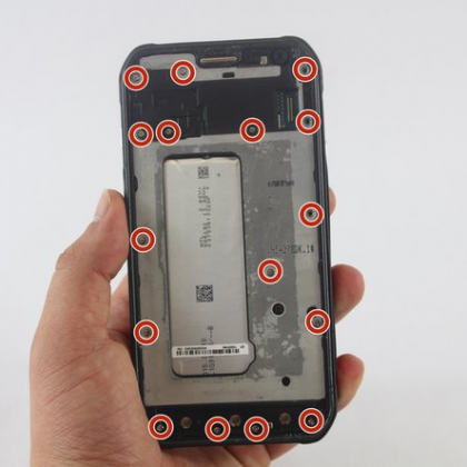 پیچ های نگدارنده فلت NFC روی قاب گوشی را باز کنید پیچ های نگدارنده فلت NFC روی قاب گوشی را باز کنید