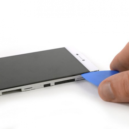 لبه راست ال سی دی را شل کنید