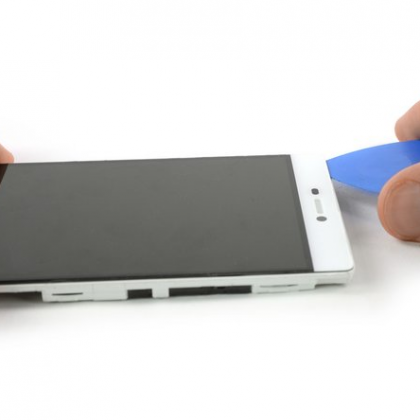 لبه فوقانی ال سی دی را شل کنید