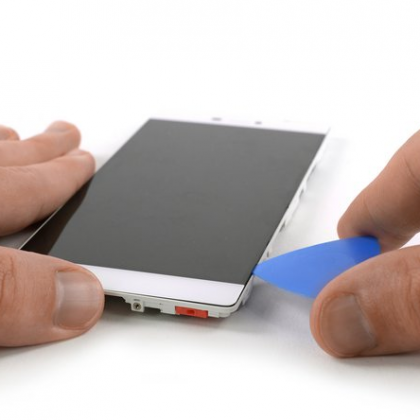 لبه فوقانی ال سی دی را شل کنید