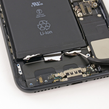 لبه چسب های باتری را باز کنید