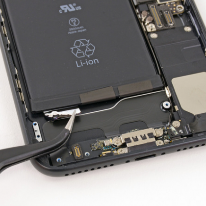 لبه چسب های باتری را باز کنید