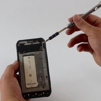 پیچ های نگدارنده فلت NFC روی قاب گوشی را باز کنید پیچ های نگدارنده فلت NFC روی قاب گوشی را باز کنید
