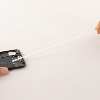 دو چسب بعدی نگهدارنده باتری را بکشید