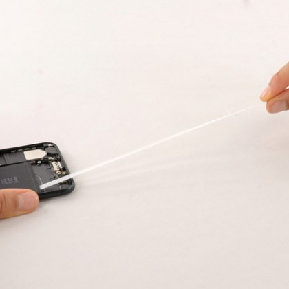 دو چسب بعدی نگهدارنده باتری را بکشید