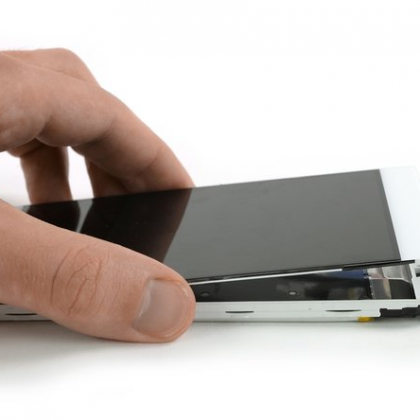 صفحه نمایش را از روی قاب میانی بردارید