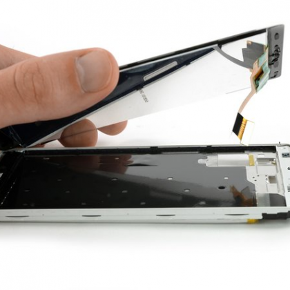 صفحه نمایش را از روی قاب میانی بردارید