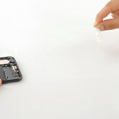 زبانه های چسب نگهدارنده باتری را از لبه پایین بردارید