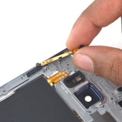 دکمه هوم را از قاب جدا کنید