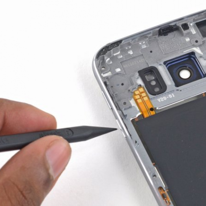 روکش دکمه های ولوم صدا را از قاب میانی خارج کنید